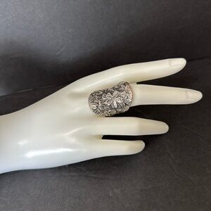 STERLING SILVER FLOWER RING SIZE 9